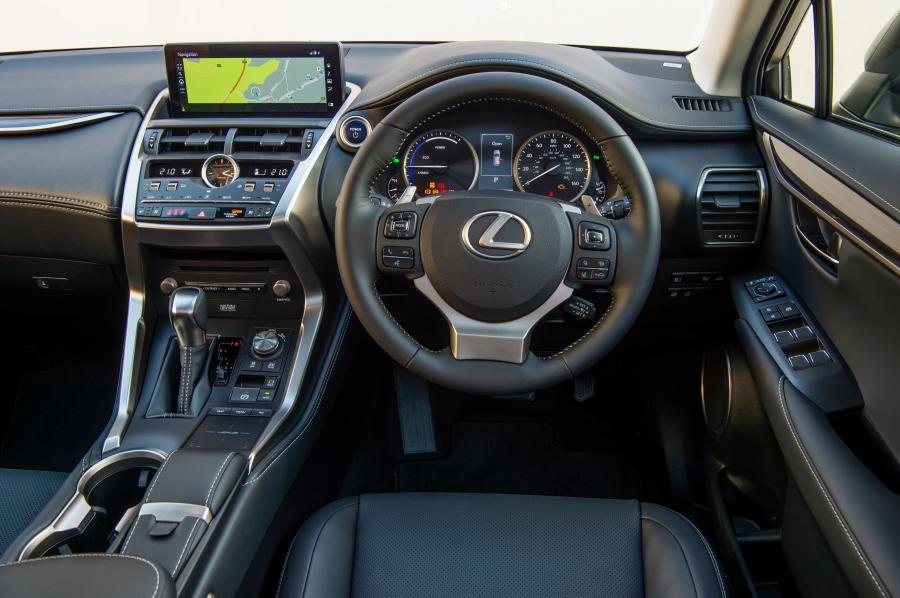 Торпедо Lexus NX300h 2017 года  (UK) (фото 36 из 40)